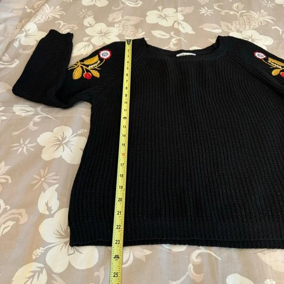 Embroidered Sleeve Gold Floral Black Knit Woven Heart Crew Neck Sweater Medium - Picture 9 of 9